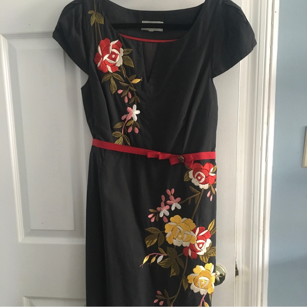 Sheath dress with flower embroidery